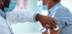 Covid: via libera alla quarta dose per tutti gli over 60 e per le persone fragili